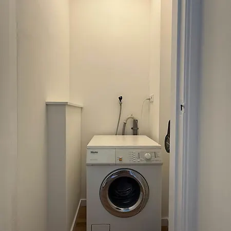 Modern 1br Near Station & Center In شقة سيتارد