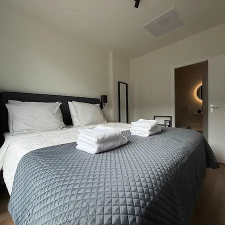 Modern 1br Near Station & Center In سيتارد