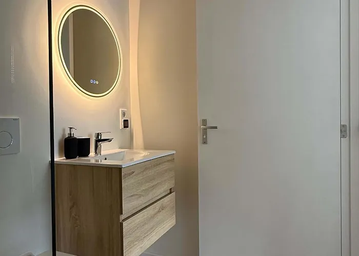 Modern 1br Near Station & Center In شقة