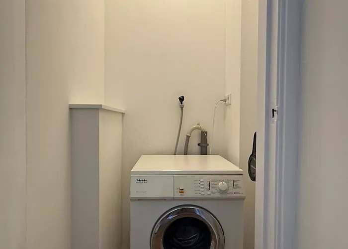 Modern 1br Near Station & Center In شقة سيتارد